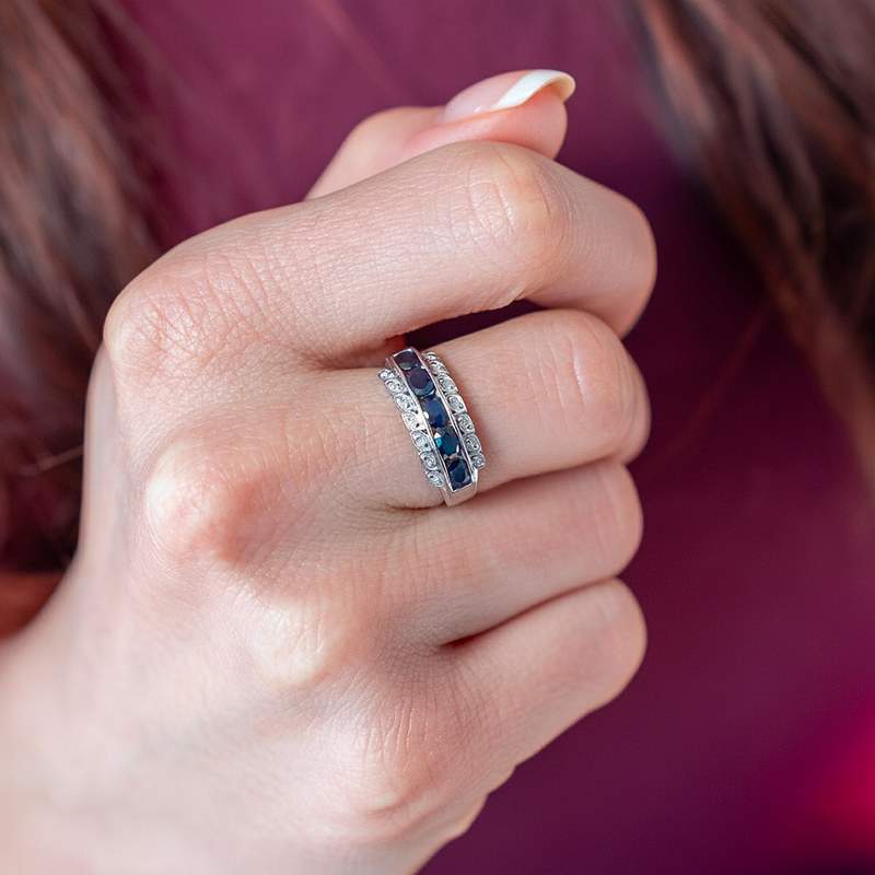 Bague or 750 blanc saphirs et diamants - vue porté 1