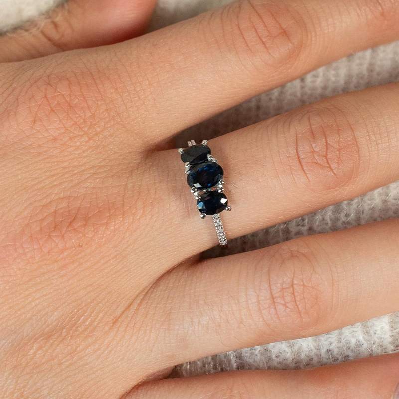 Bague or 750 blanc saphirs diamants - vue porté 1