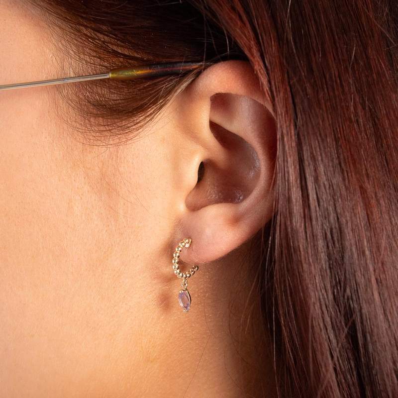 Boucles d'oreilles or 375 jaune améthystes - vue porté 1