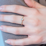 Bague or 375 jaune topaze bleue traitée - vue porté 1