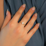 Bague or 375 jaune topaze bleue traitée - vue porté 1