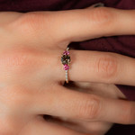 Bague or 375 jaune pierres fines et diamants - vue porté 1