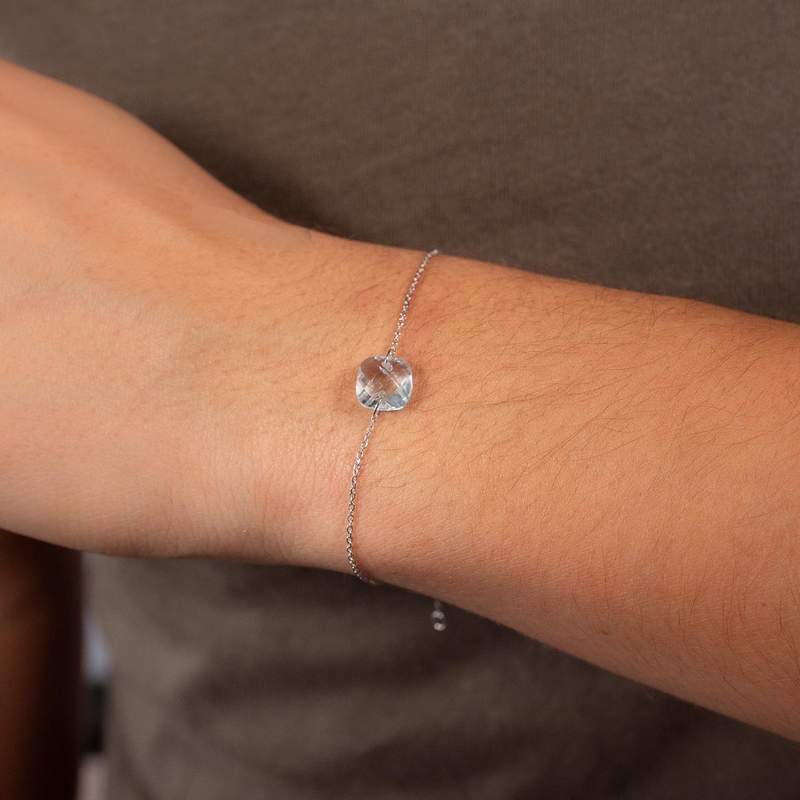 Bracelet or 375 blanc topaze bleue traitée 18 cm - vue porté 1