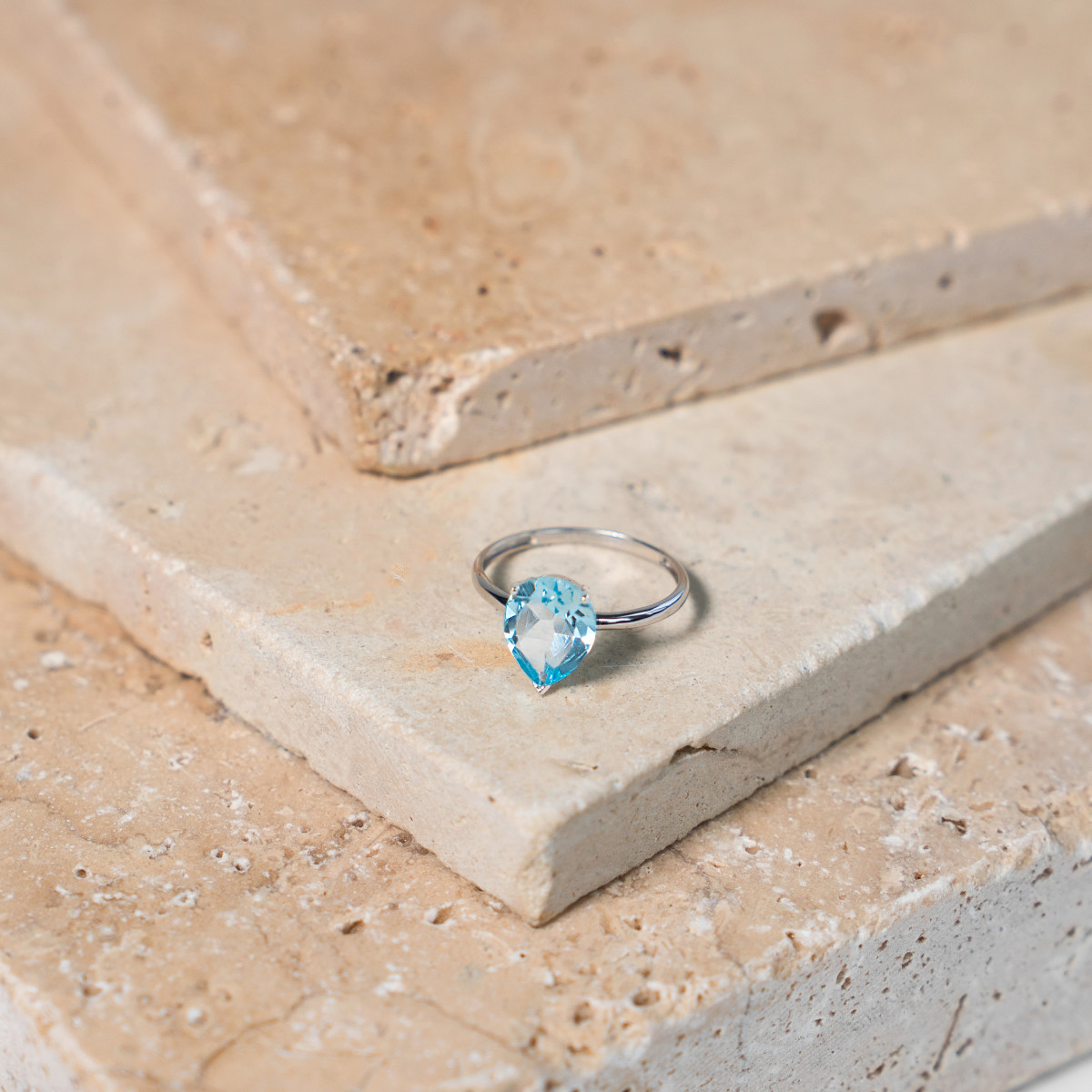 375 white gold ring with treated blue topaz - view D2