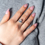 Bague or 375 blanc topaze bleue traitée - vue porté 1