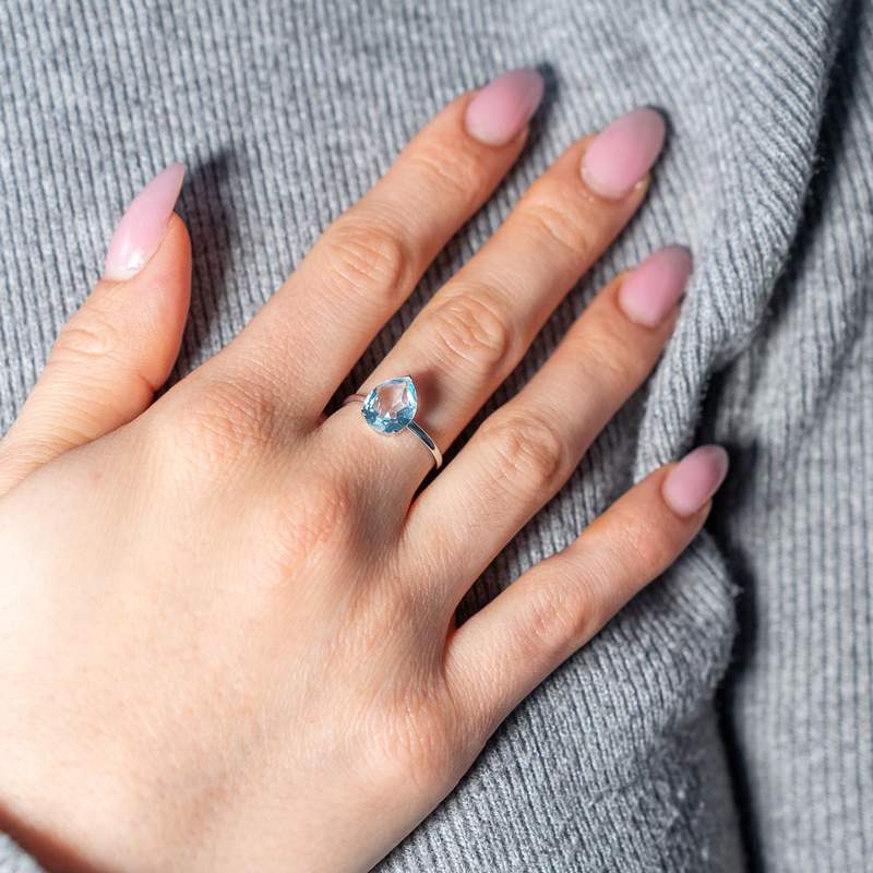 Bague or 375 blanc topaze bleue traitée - vue porté 1