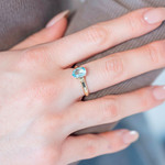 Bague or 375 jaune topaze bleue traitée - vue porté 1