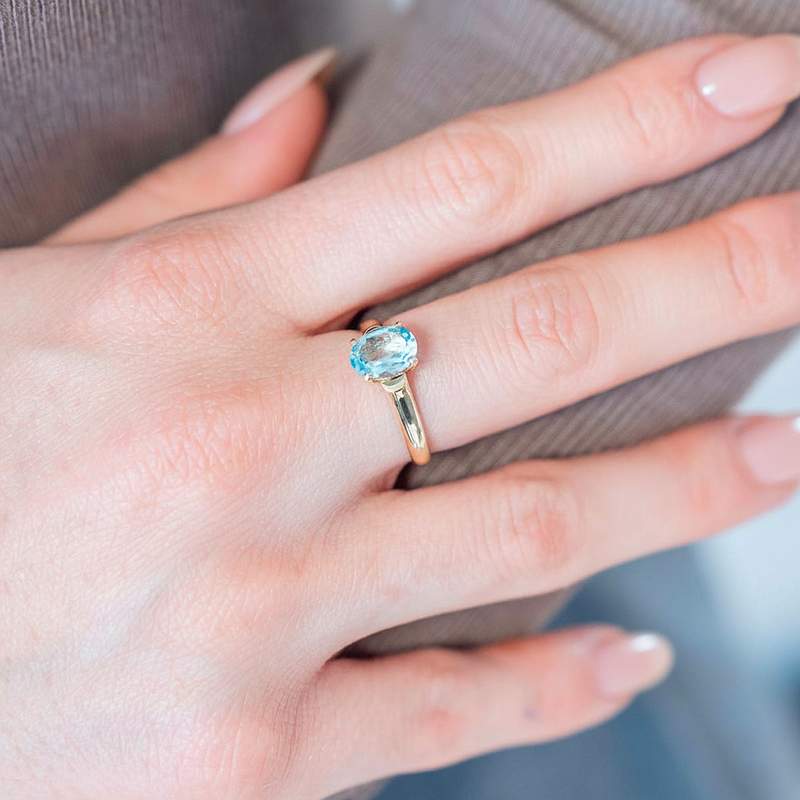 Bague or 375 jaune topaze bleue traitée - vue porté 1