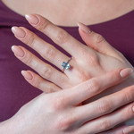 Bague or 375 blanc aigue marine - vue porté 1