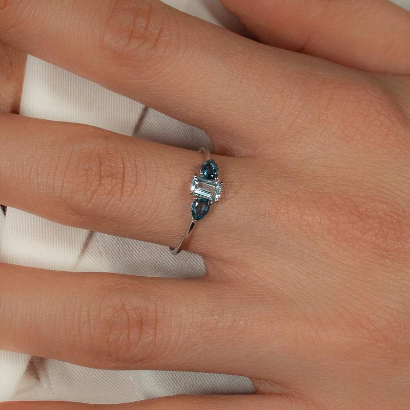 Ring in gold 375 white treated blue topaz - view worn 1