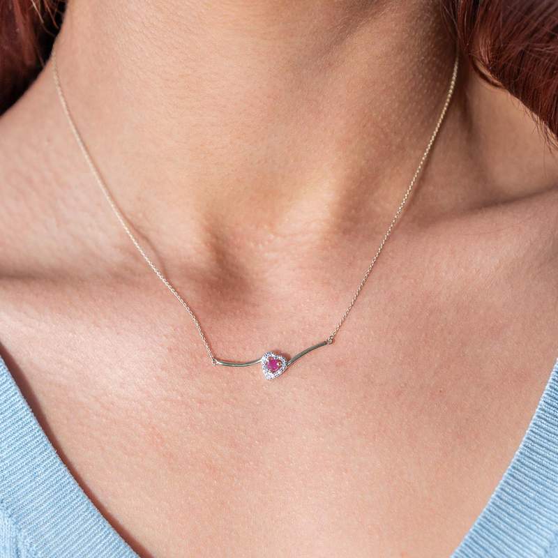 Gouden collier 375 geel hart robijn en diamanten 45cm - gedragen 1