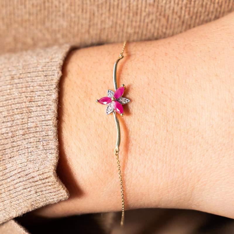 Gouden armband 375 2ton robijn bloem en diamanten 18cm - zicht gedragen 1