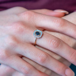 Bague or 375 jaune saphir et diamants - vue porté 1