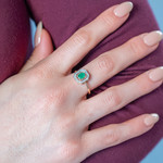 Bague or 375 2 tons émeraude et diamants - vue porté 1