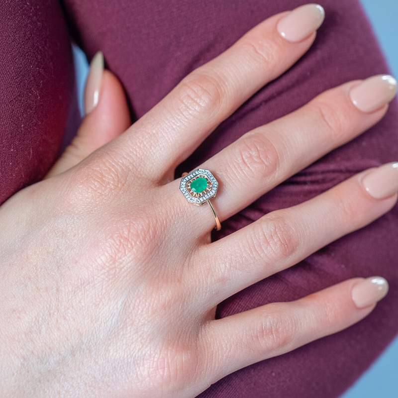 Bague or 375 2 tons émeraude et diamants - vue porté 1