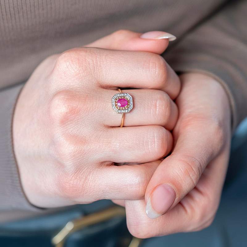 Bague or 375 jaune rubis et diamants - vue porté 1