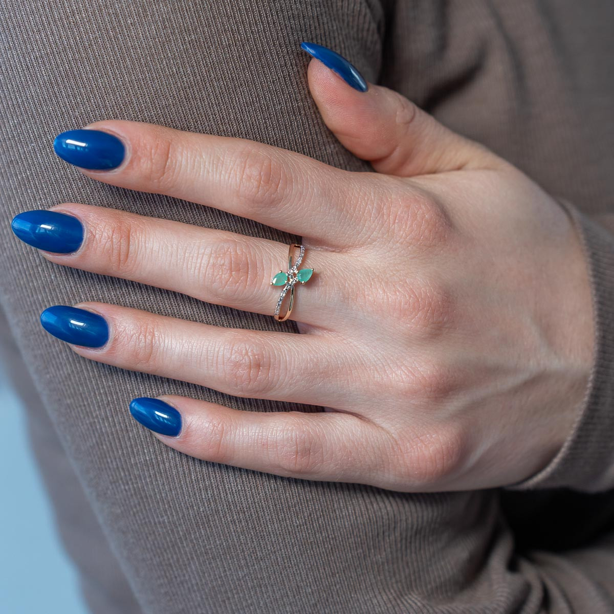 Bague or 375 jaune émeraudes et diamants - vue porté 1