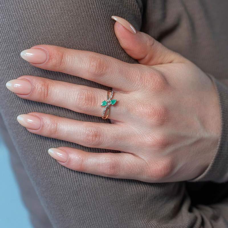 Bague or 375 jaune émeraudes et diamants - vue porté 1