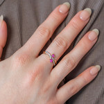 Bague or 375 2 tons rubis et diamants - vue porté 1