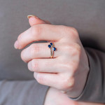 Bague or 375 2 tons saphirs et diamants - vue porté 1