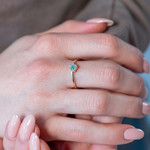 Bague or 375 2 tons coeur émeraude et diamants - vue porté 1