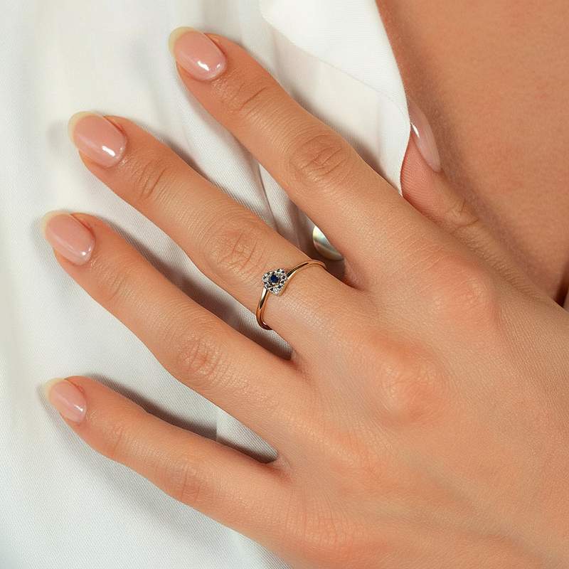 Bague or 375 2 tons coeur saphir et diamants - vue porté 1