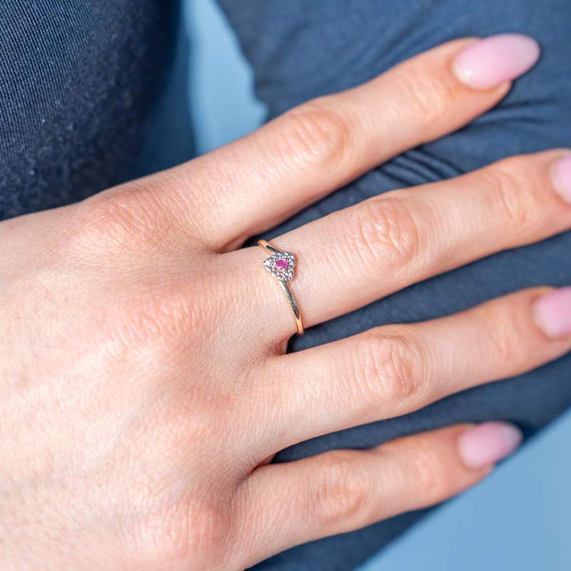 Bague or 375 jaune coeur rubis et diamants - vue porté 1