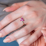 Bague or 375 jaune fleur rubis et diamants - vue porté 1