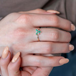 Bague or 375 2 tons fleur émeraudes et diamants - vue porté 1