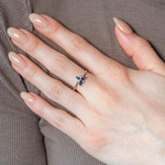 Bague or 375 2 tons fleur saphirs et diamants - vue porté 1