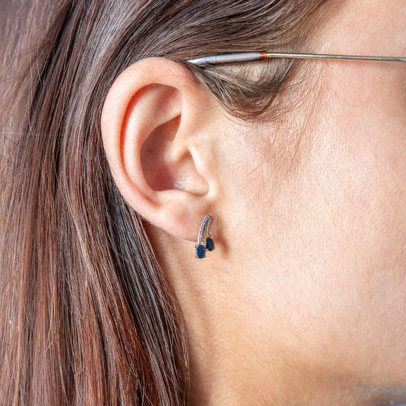 Boucles d'oreilles or 375 jaune saphirs et diamants - vue porté 1
