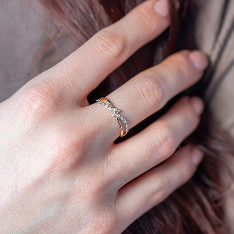 Bague or 375 jaune diamants - vue porté 1