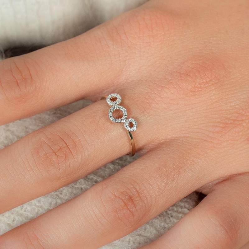 Bague or 375 jaune ronds diamants - vue porté 1