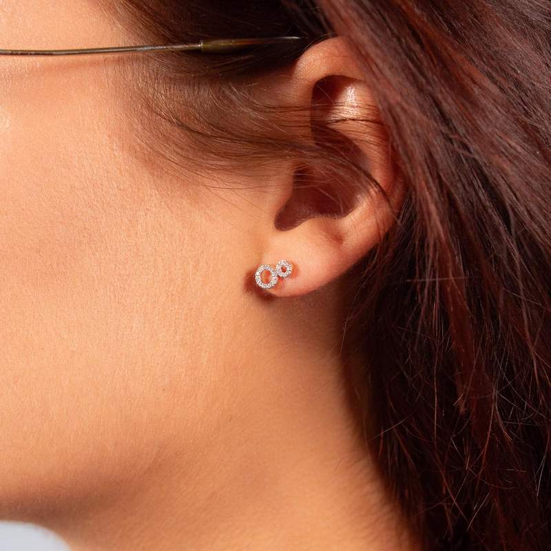 Boucles d'oreilles or 375 jaune ronds diamants - vue porté 1