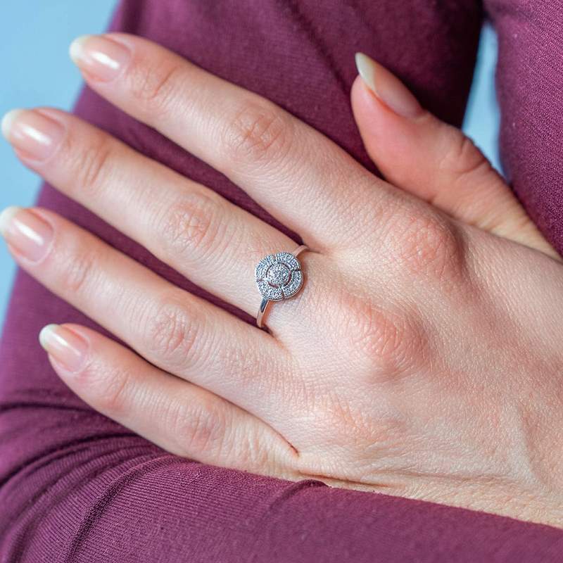 Bague or 375 blanc diamants - vue porté 1