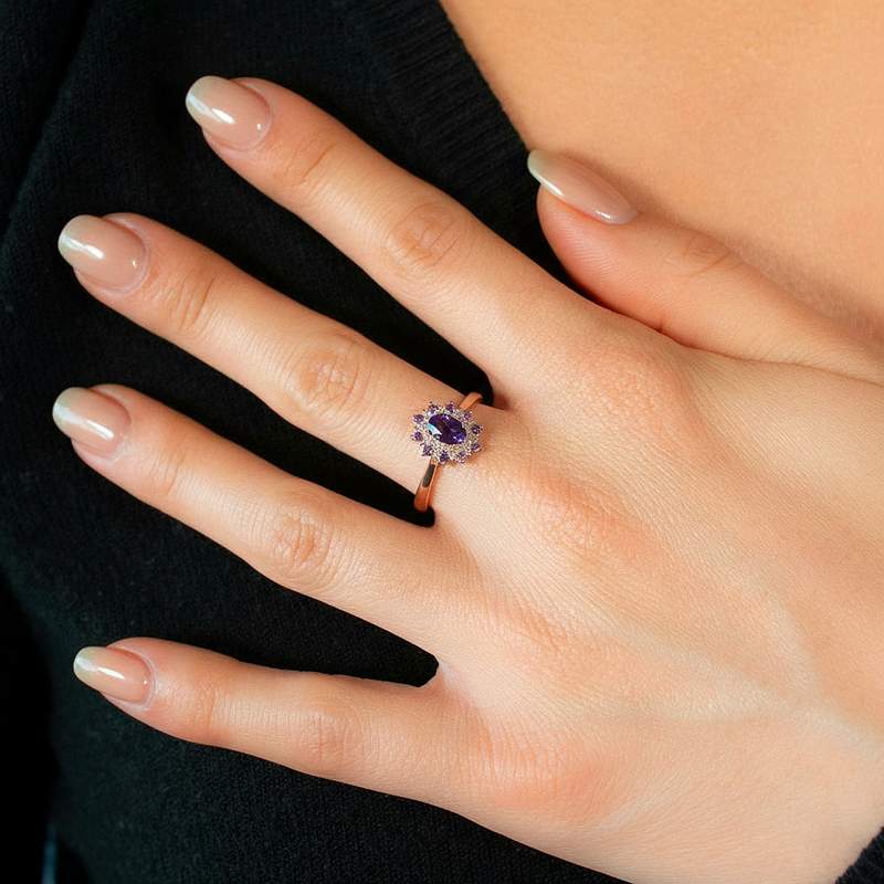 Bague or 375 rose améthystes et diamants - vue porté 1