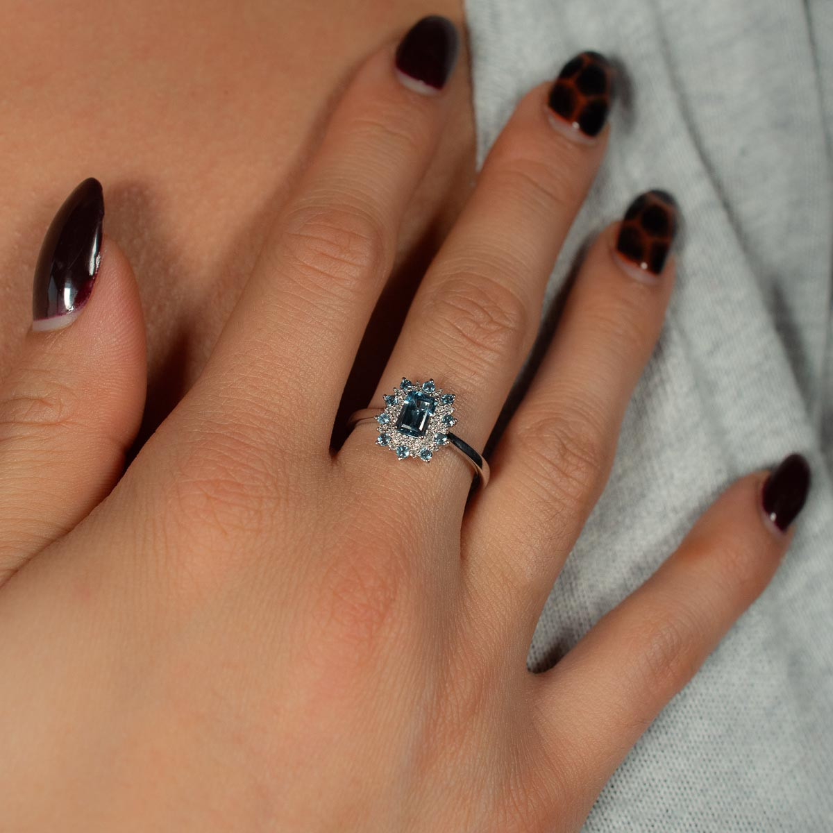 Bague or 375 blanc topazes traitées et diamants - vue porté 1