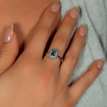 Bague or 375 blanc topazes bleues traitées et diamants