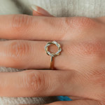 Gouden ring 375 2 toon diamanten - bekijk gedragen 1