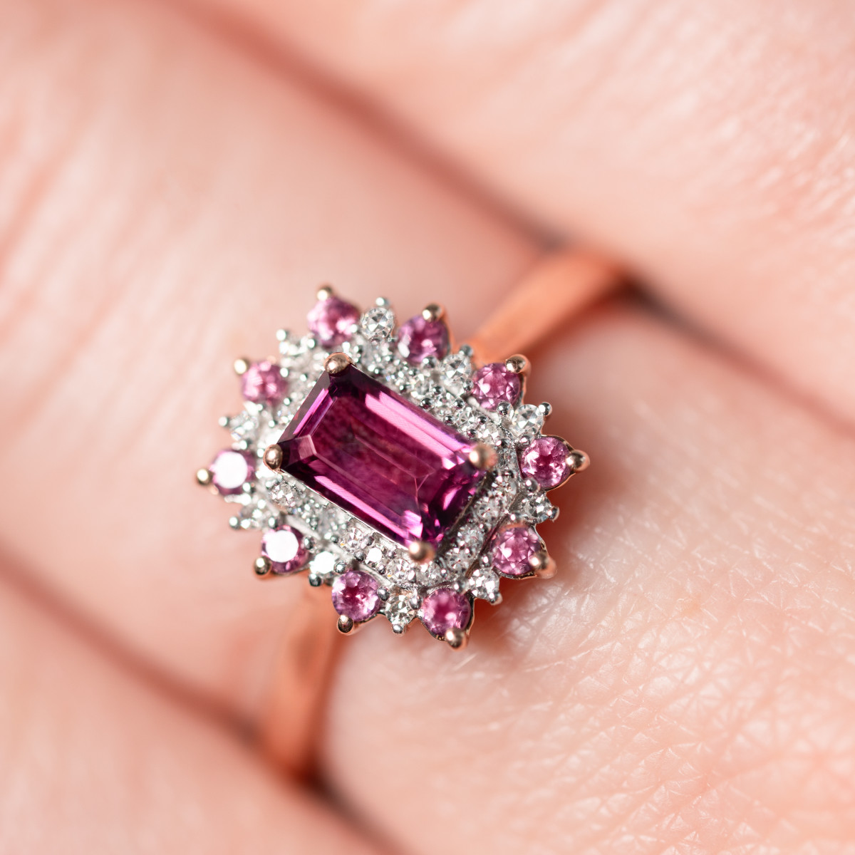 Bague or 375 rose grenats rhodolites et diamants - vue porté 1