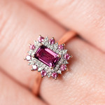 Bague or 375 rose grenats rhodolites et diamants - vue porté 1
