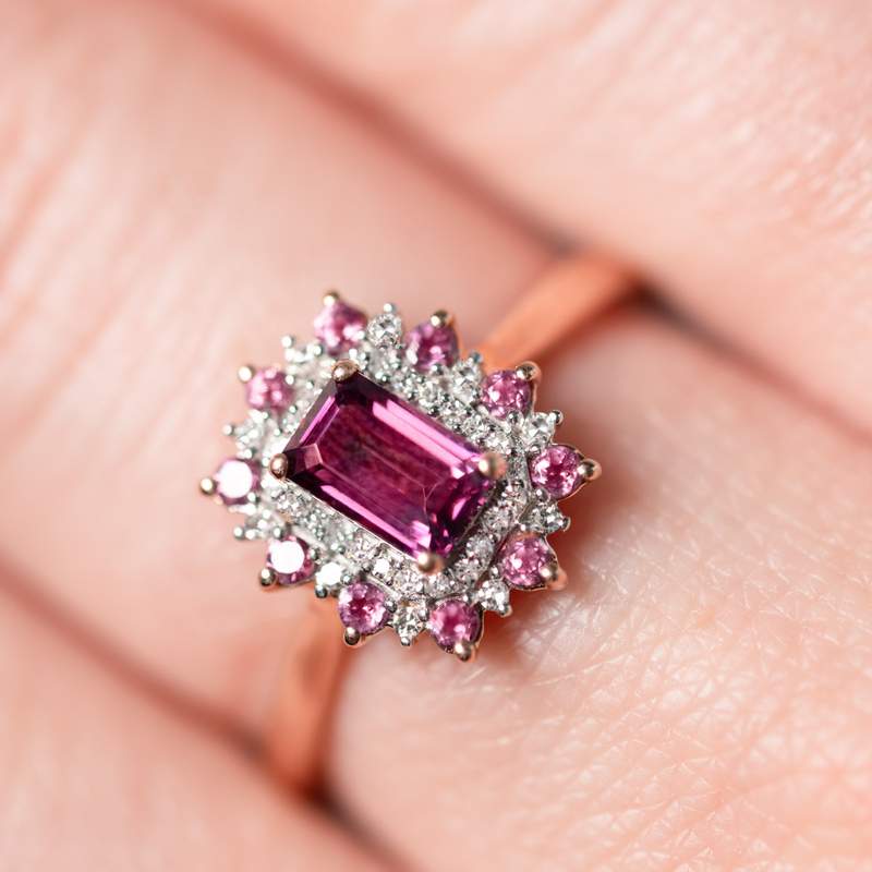 Bague or 375 rose grenats rhodolites et diamants - vue porté 1