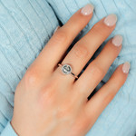 Bague or 375 blanc diamants - vue porté 1