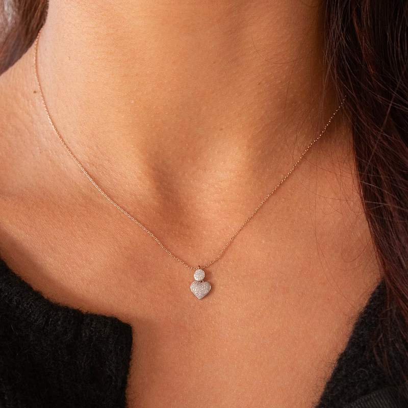 Collier or 375 rose coeur diamants 42 cm - vue porté 1