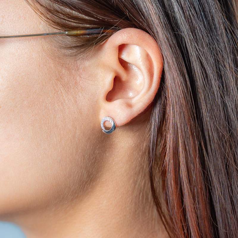 Boucles d'oreilles or 375 blanc diamants - vue porté 1