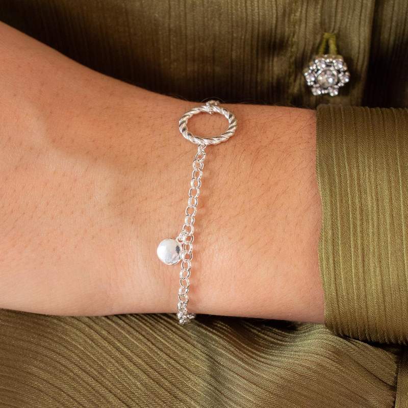 Bracelet argent 925 motif rond torsadé et pampille ronde 19 cm - vue porté 1