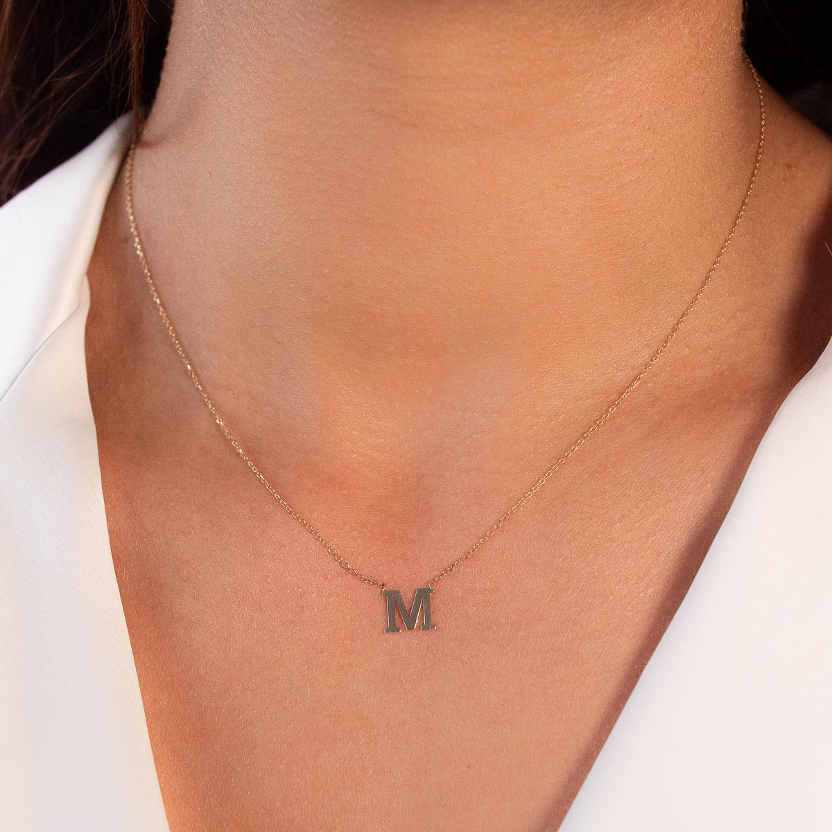 Collier or 375 jaune initiale 44.5cm - vue porté 1