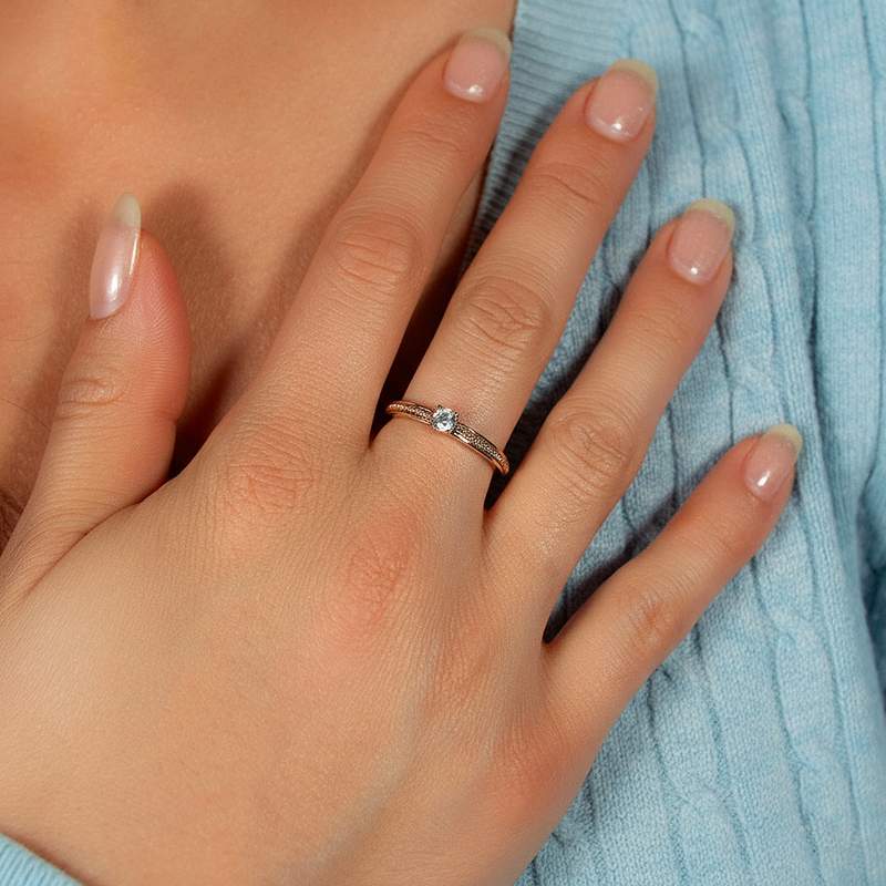 Geelgouden ring met zirkonia's - bekijk gedragen 1
