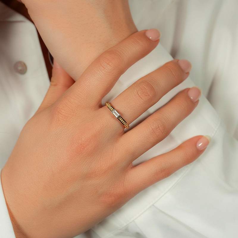 Bague plaqué or jaune et zirconias - vue porté 1