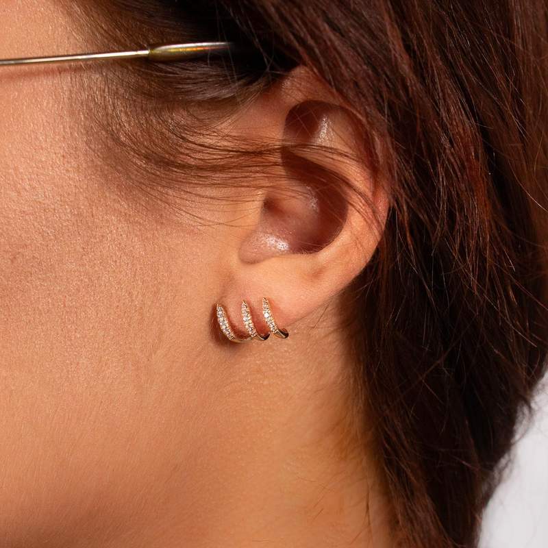 Boucles d'oreilles plaqué or jaune et zirconias - vue porté 1